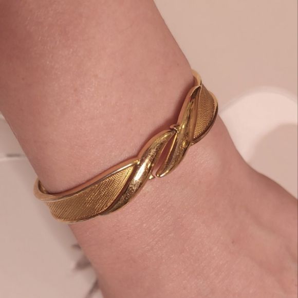 Vintage 80s Gold Bangle Bracelet - Picture 3 of 3